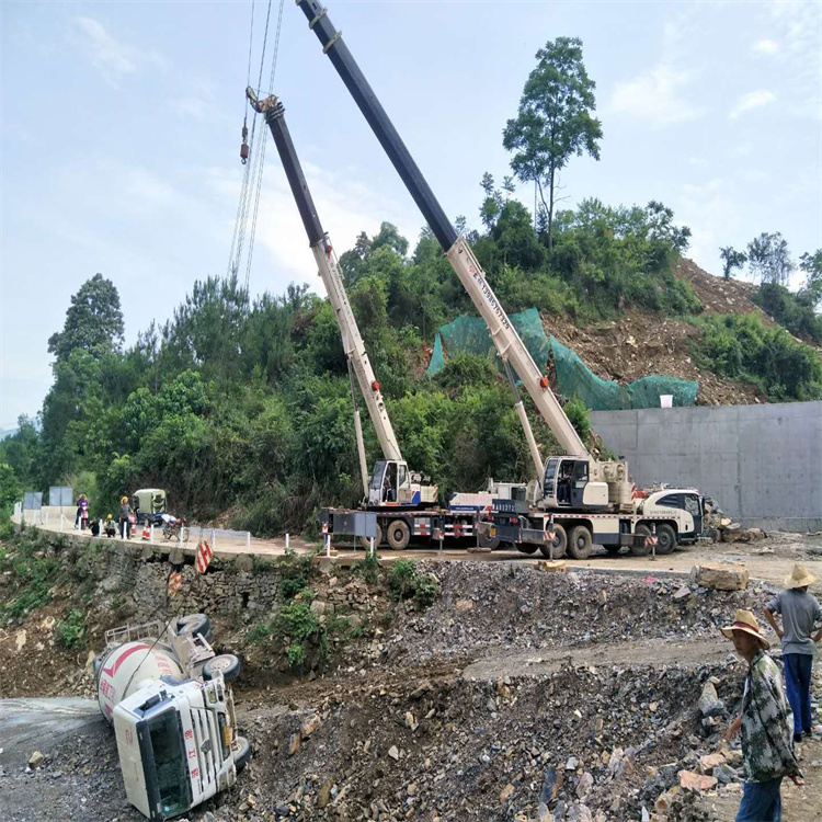 平坝汽车掉沟里叫吊车救援要多少钱